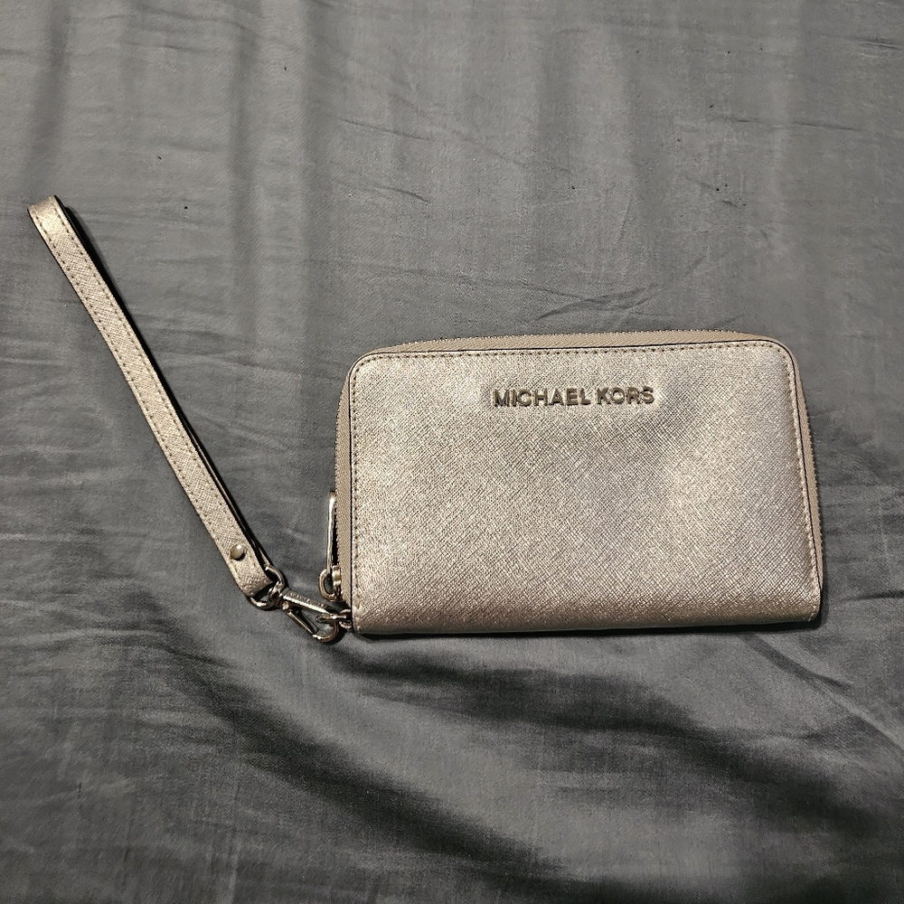 Michael Kors EUC Silver Leather Wristlet Wallet